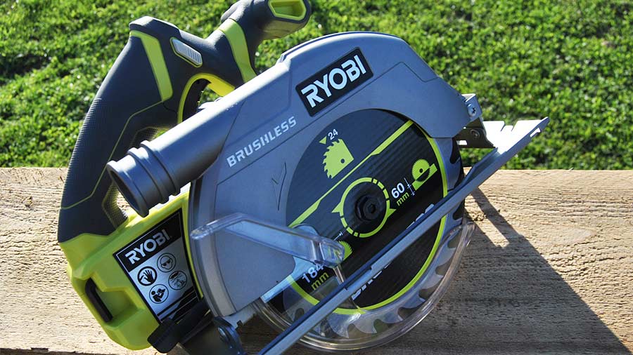 Test et avis de la scie circulaire Ryobi R18CS70 Brushless ONE+ Briconews